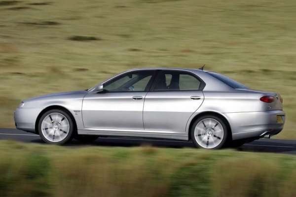 Най-добрият в гамата седан 166 на Alfa Romeo се отличаваше с невероятни спортни пропорции. Тези характеристики са нормални в днешно време за представителни автомобили, но не бяха през 1996 г. Хората не бяха готови за такъв изключително спортно изглеждащ седан.

Последва тотален фейслифт през 2003 г. Все пак купувачите така и не се юрнаха към 166, което беше несправедливо. Този атлетичен италианец заслужава повече.
